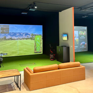 Comparativa de un campo de golf exterior frente a una sesión de golf indoor climatizado