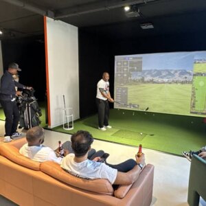 Afterwork diferente en Barcelona: golf, juegos y buen ambiente Grupo de amigos en un afterwork diferente jugando al golf indoor en Barcelona