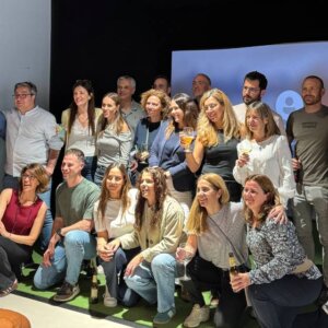 Teambuilding golf Barcelona: la actividad de equipo diferente Equipo de empresa jugando al teambuilding golf en Barcelona en un simulador TrackMan de UDR